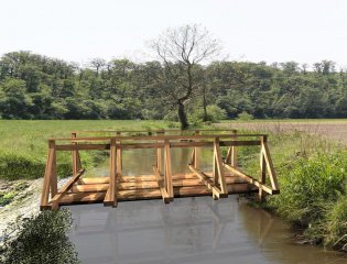 DIY Wooden bridge construction project in '400 Old Style'